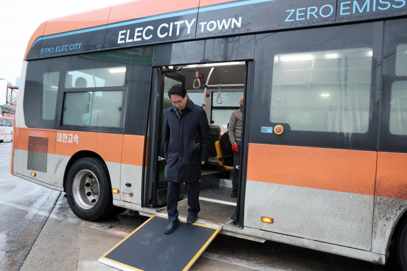 고창군, 전기 저상버스 4대 운행 시작.. “교통약자 이동권 확보”